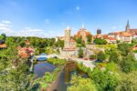 Blick auf historische Türme und Fluss in Bautzen, Sachsen, bei sonnigem Wetter.